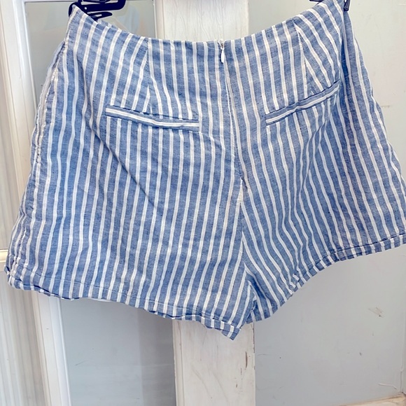 Adorable Guess linen blend tie up/zipper shorts - Picture 2 of 9